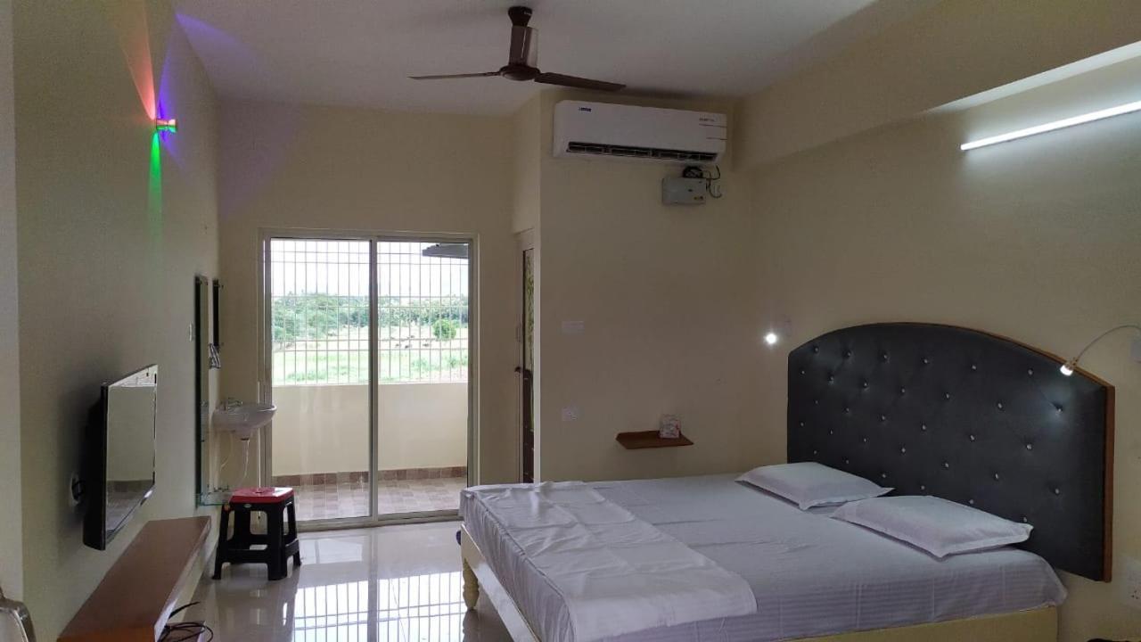 Srinivasa Hotel Tirupati Exteriör bild