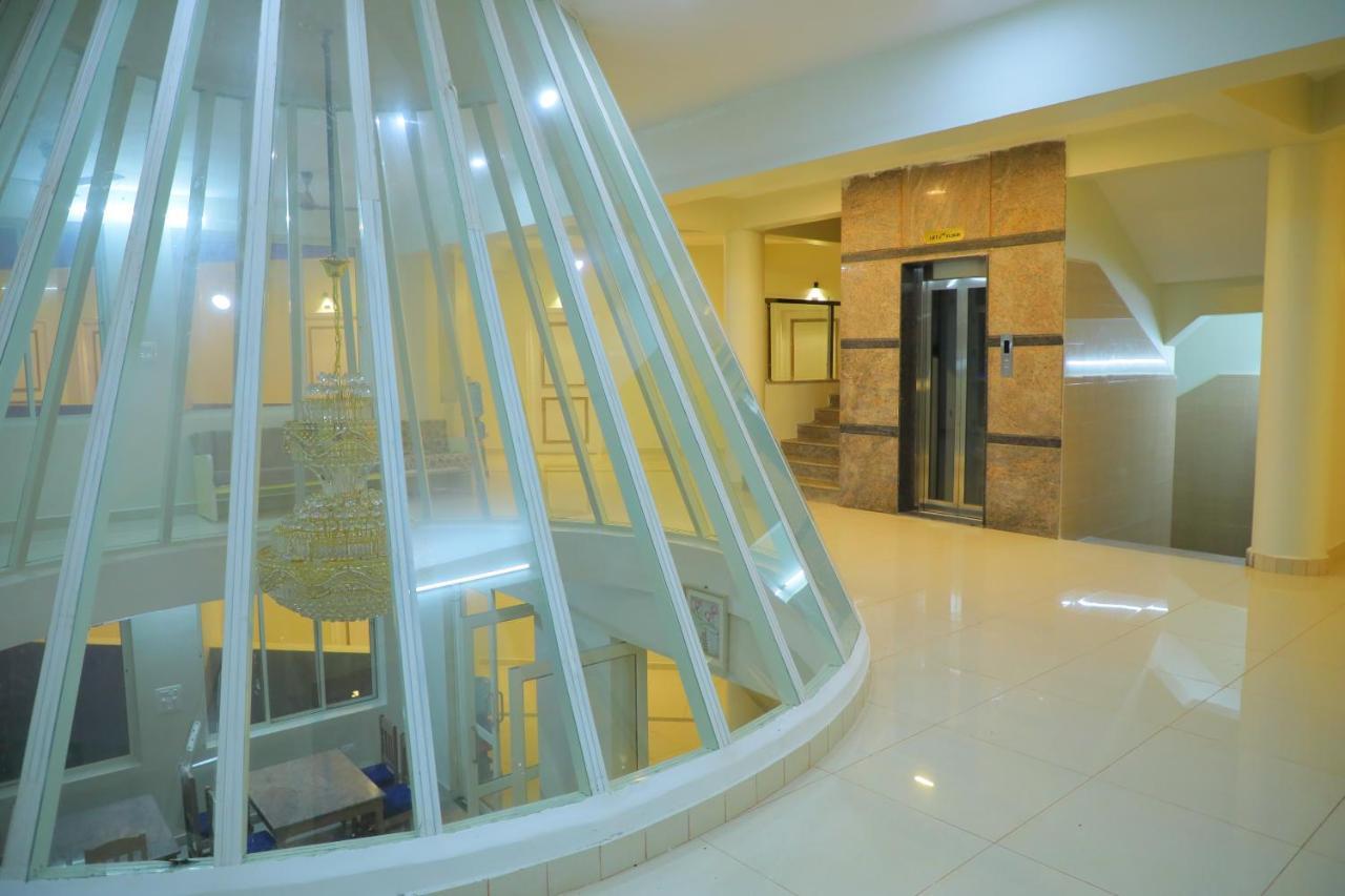 Srinivasa Hotel Tirupati Exteriör bild
