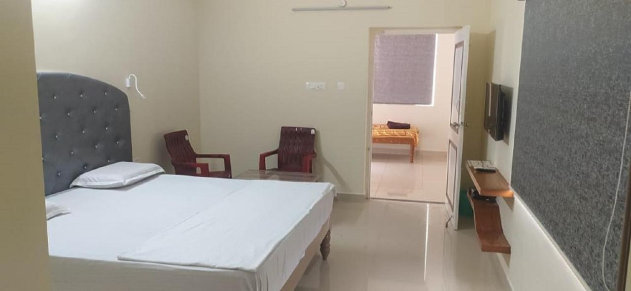 Srinivasa Hotel Tirupati Exteriör bild