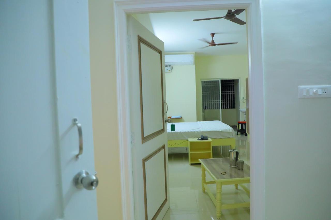 Srinivasa Hotel Tirupati Exteriör bild