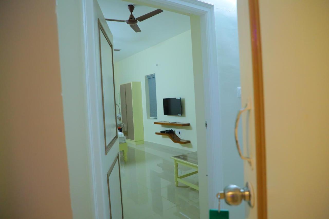 Srinivasa Hotel Tirupati Exteriör bild