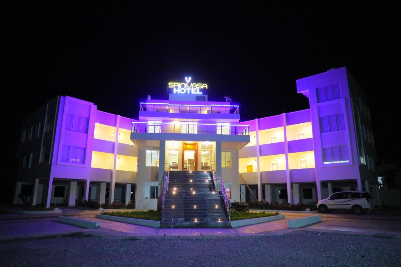 Srinivasa Hotel Tirupati Exteriör bild