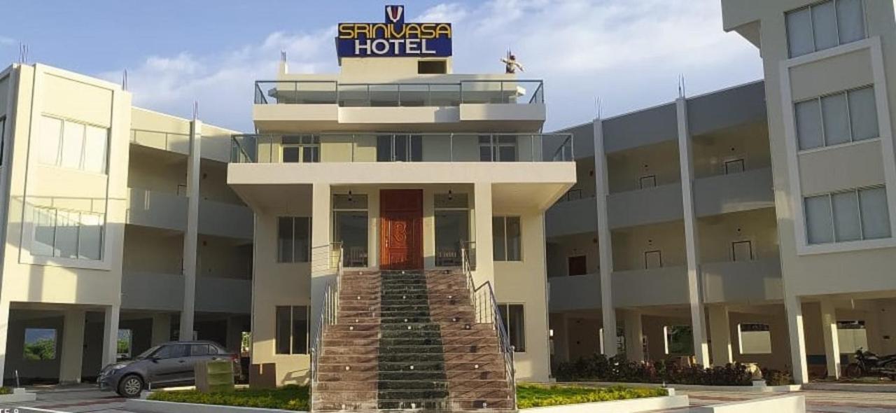 Srinivasa Hotel Tirupati Exteriör bild