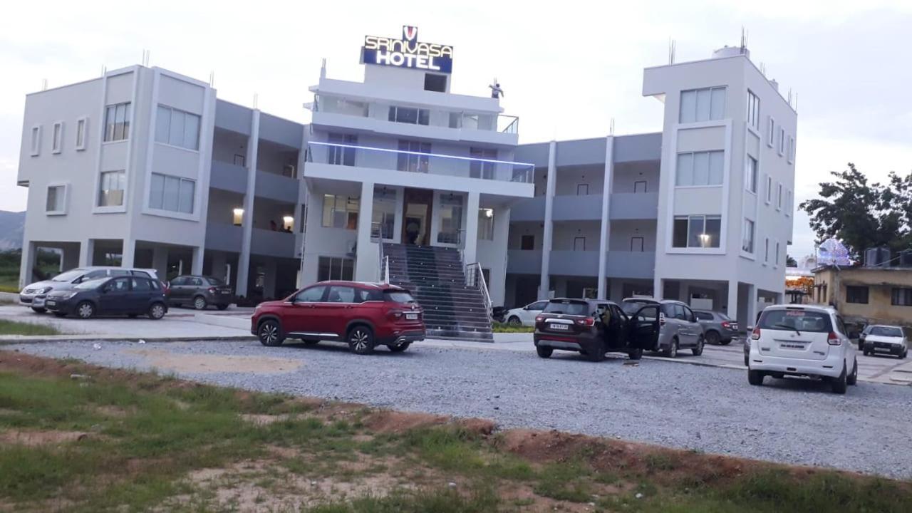 Srinivasa Hotel Tirupati Exteriör bild