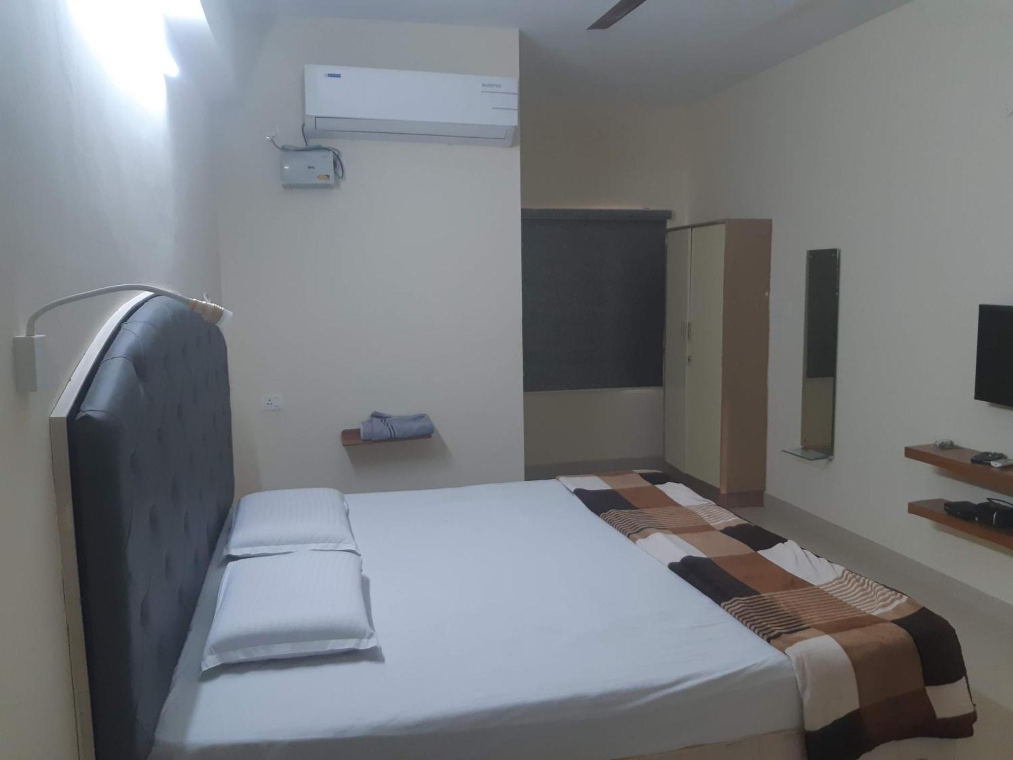 Srinivasa Hotel Tirupati Exteriör bild
