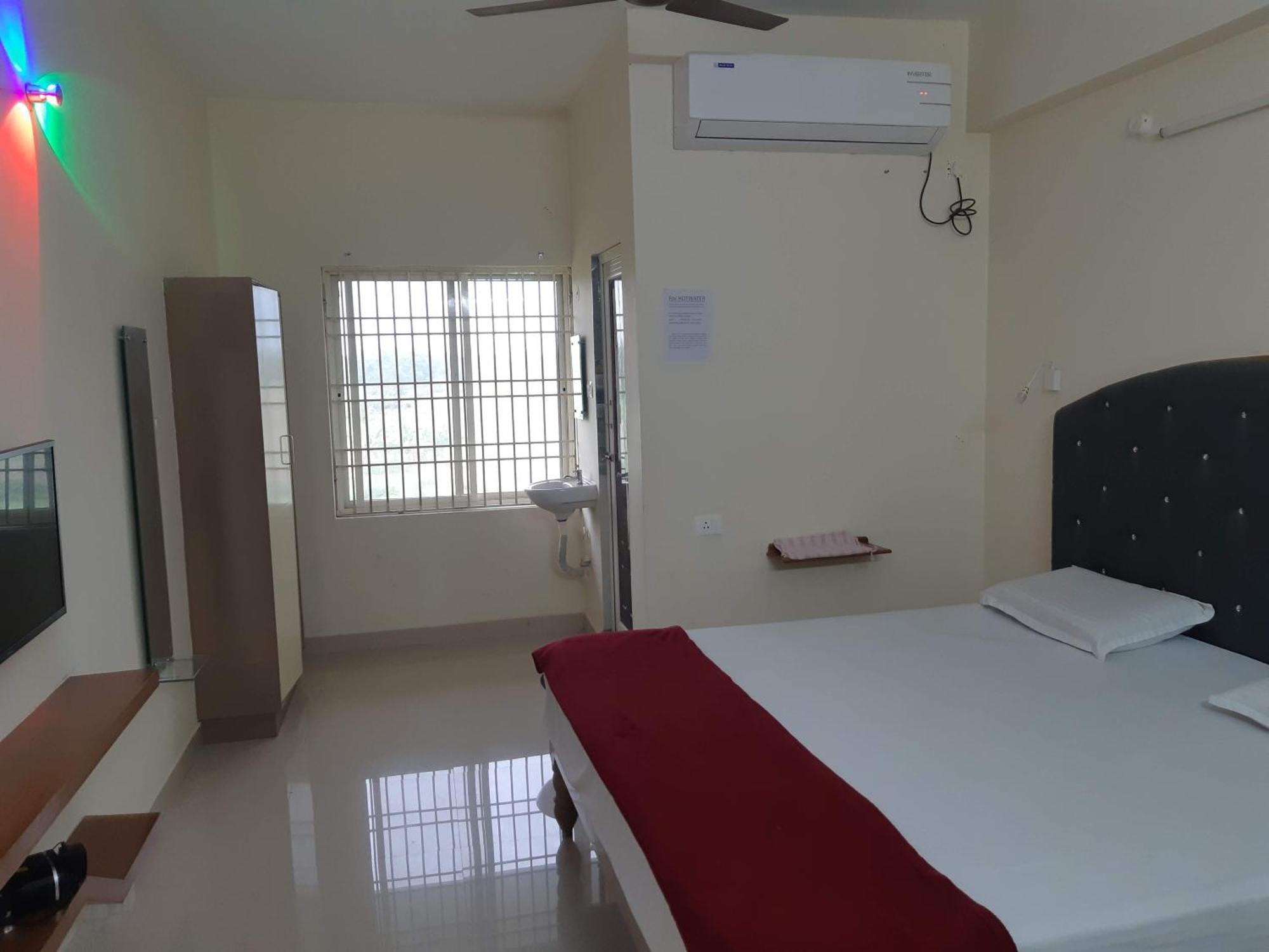 Srinivasa Hotel Tirupati Exteriör bild