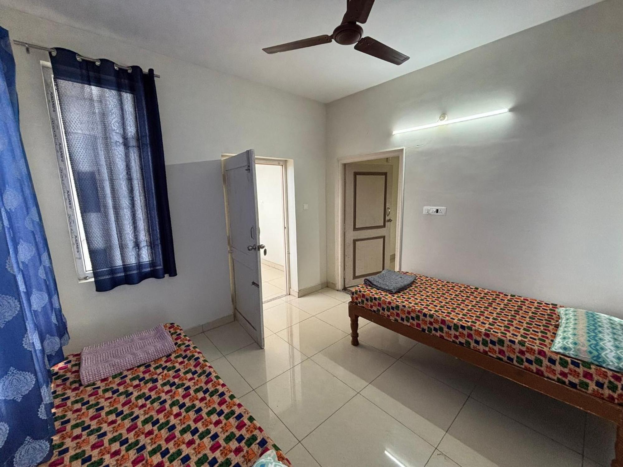 Srinivasa Hotel Tirupati Exteriör bild
