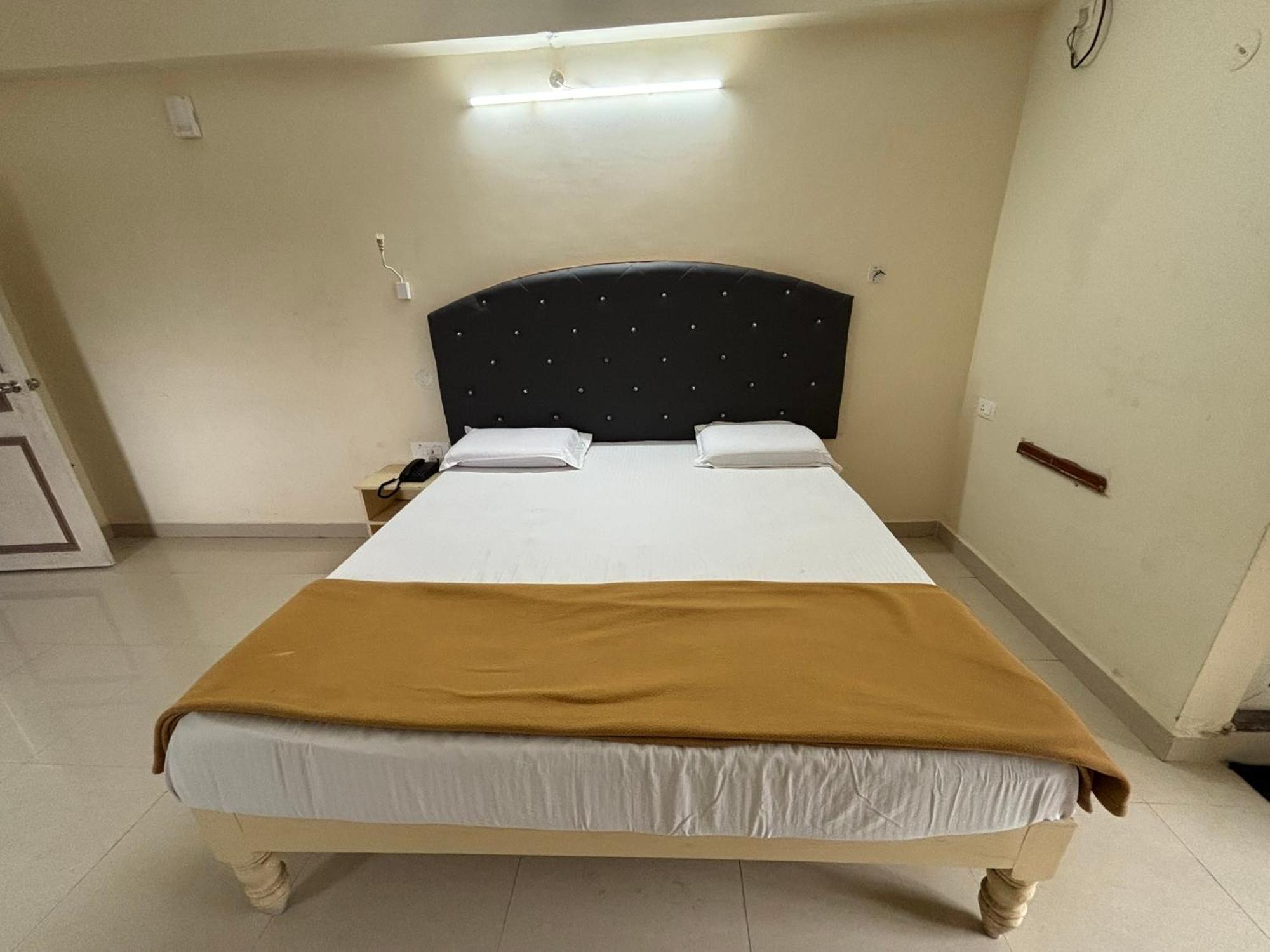 Srinivasa Hotel Tirupati Exteriör bild