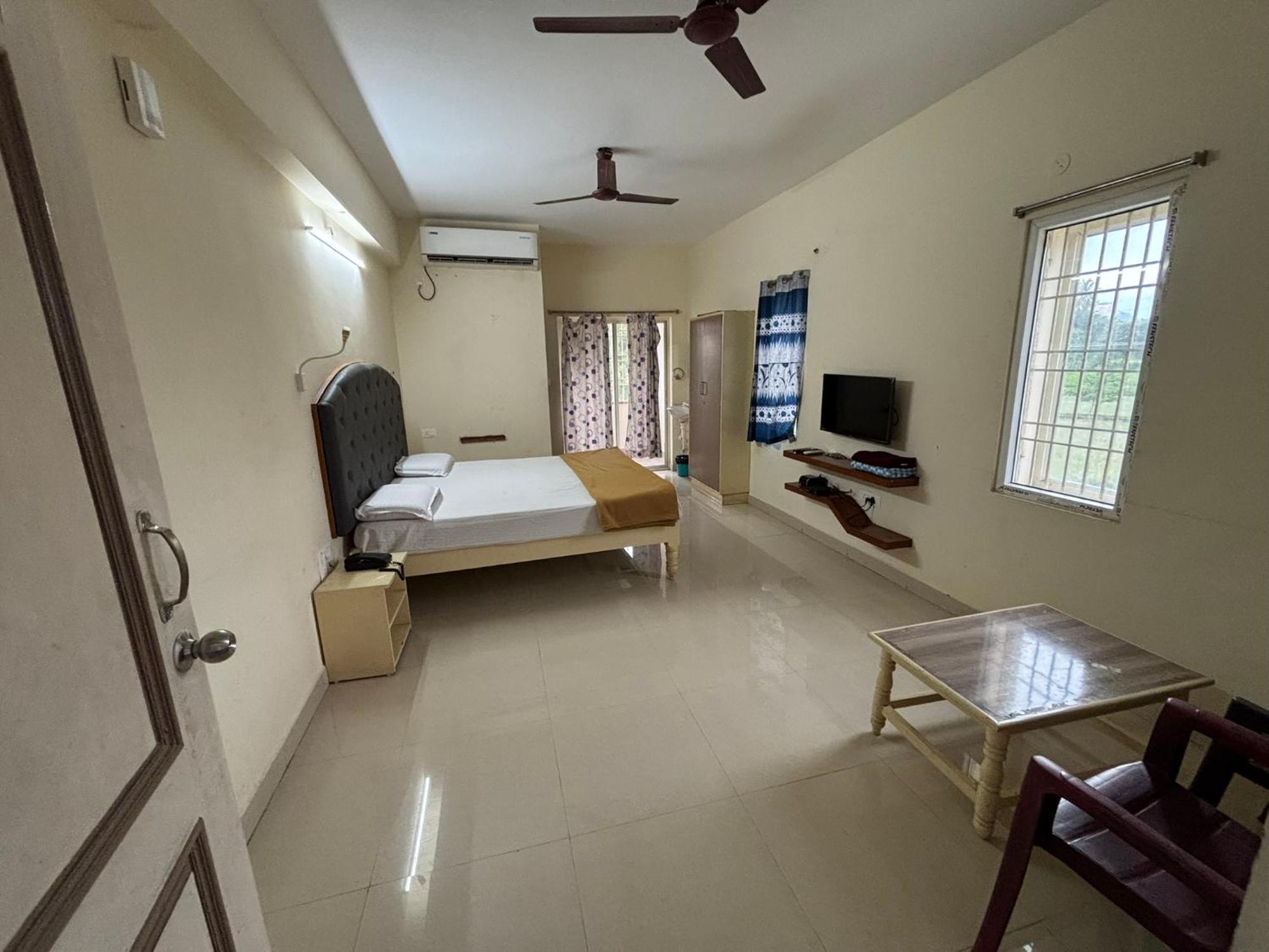 Srinivasa Hotel Tirupati Exteriör bild
