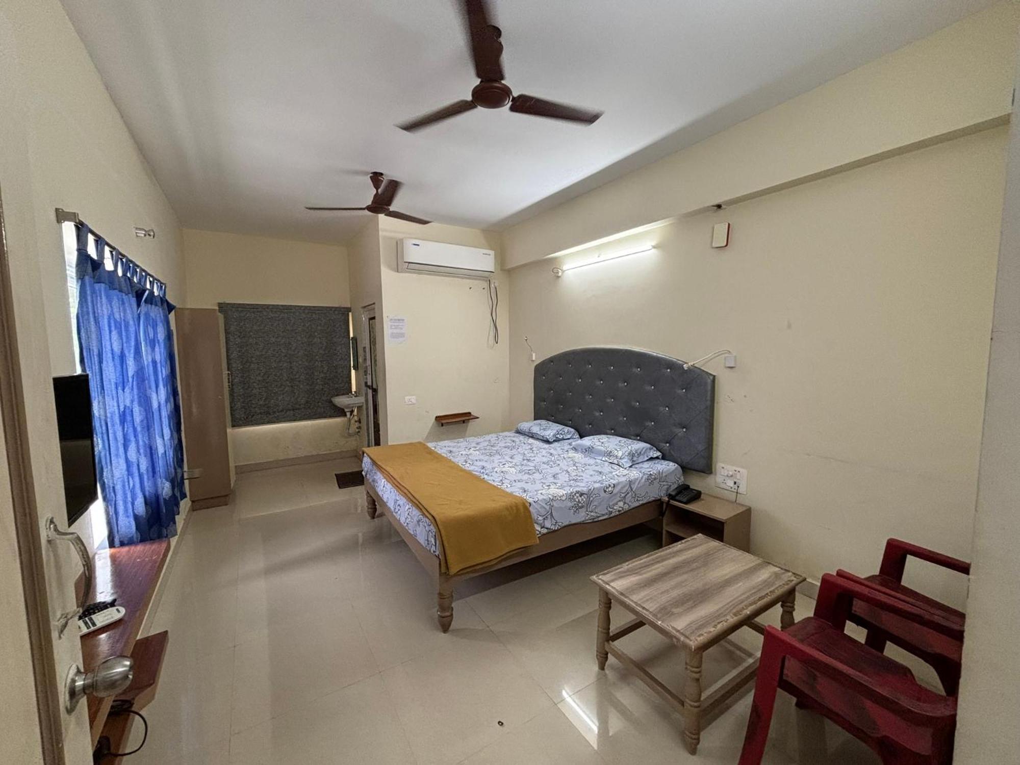 Srinivasa Hotel Tirupati Exteriör bild