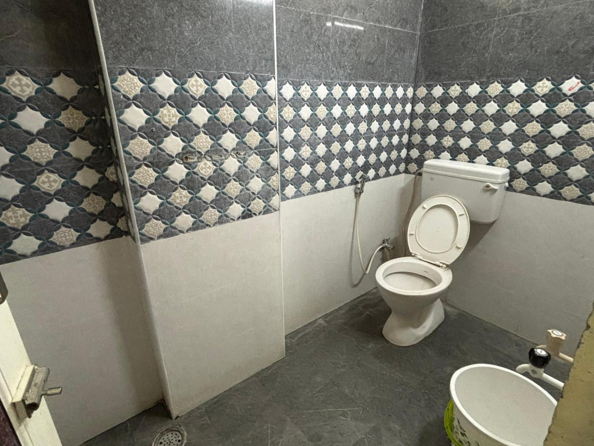 Srinivasa Hotel Tirupati Exteriör bild