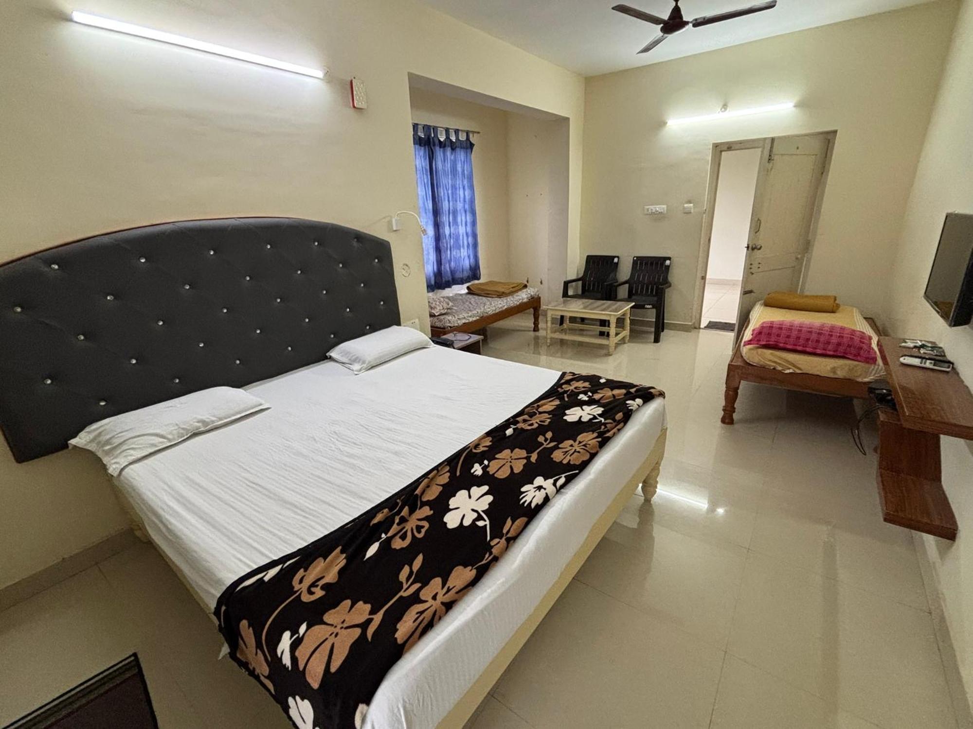 Srinivasa Hotel Tirupati Exteriör bild