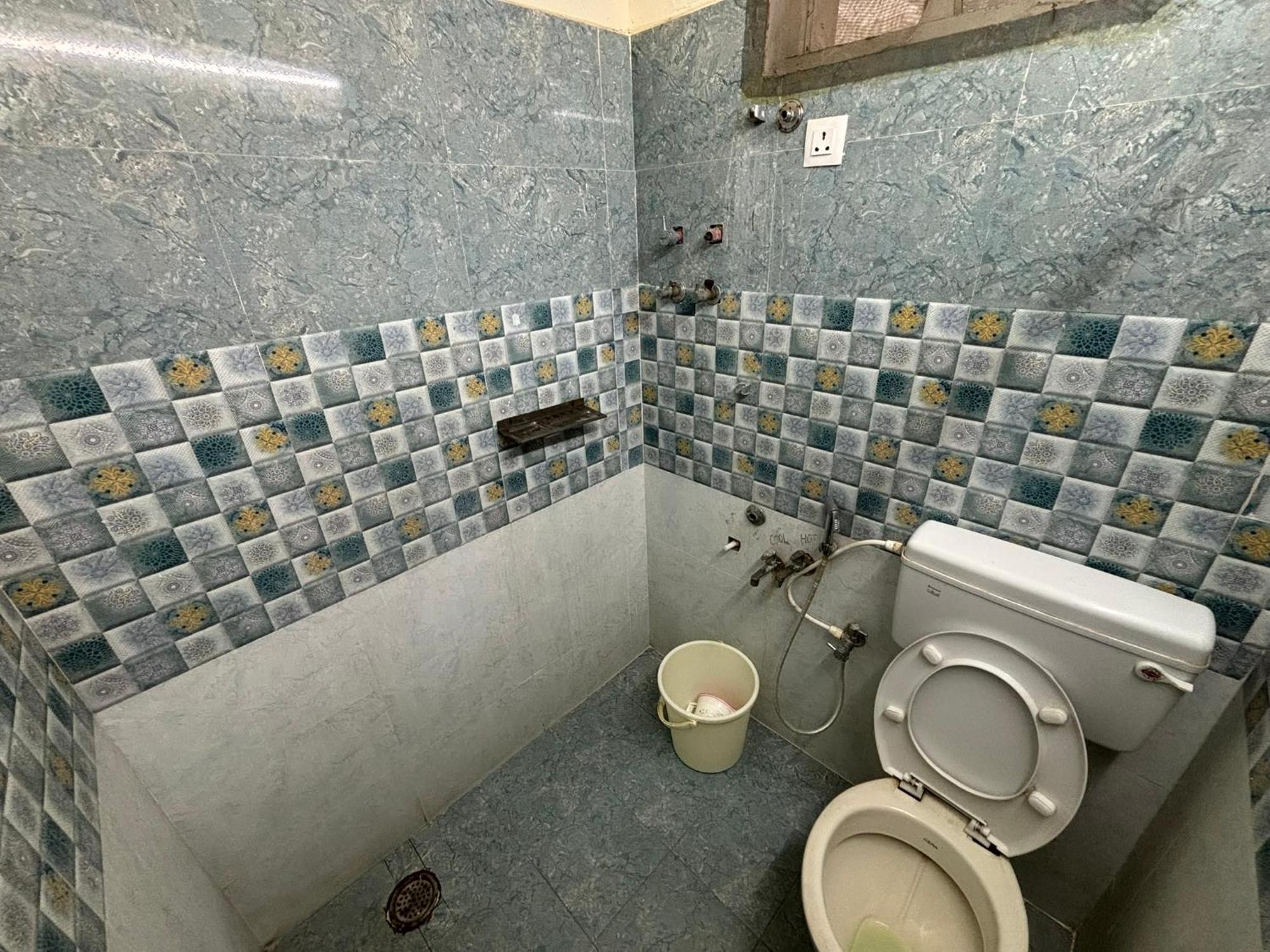 Srinivasa Hotel Tirupati Exteriör bild