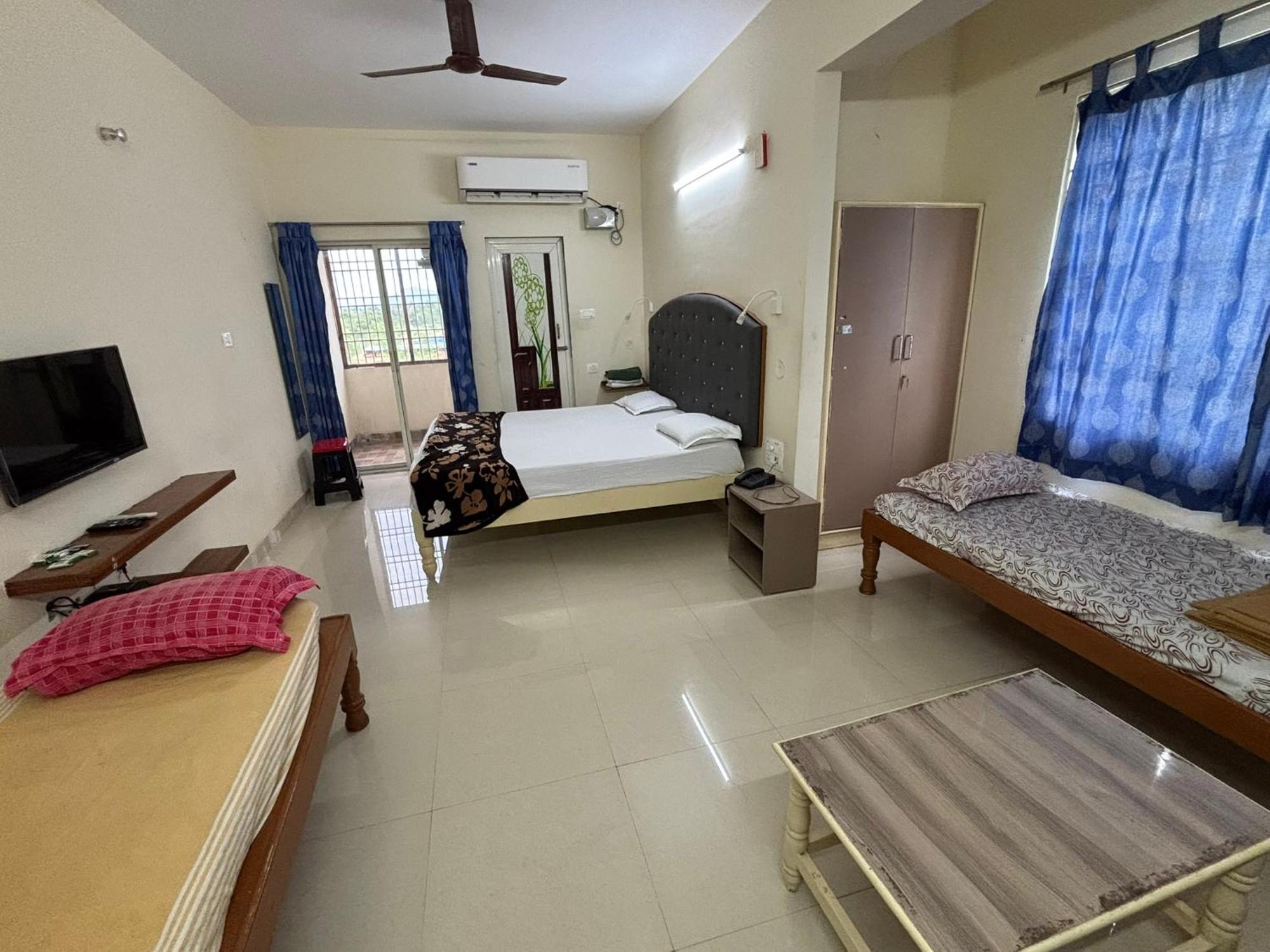 Srinivasa Hotel Tirupati Exteriör bild