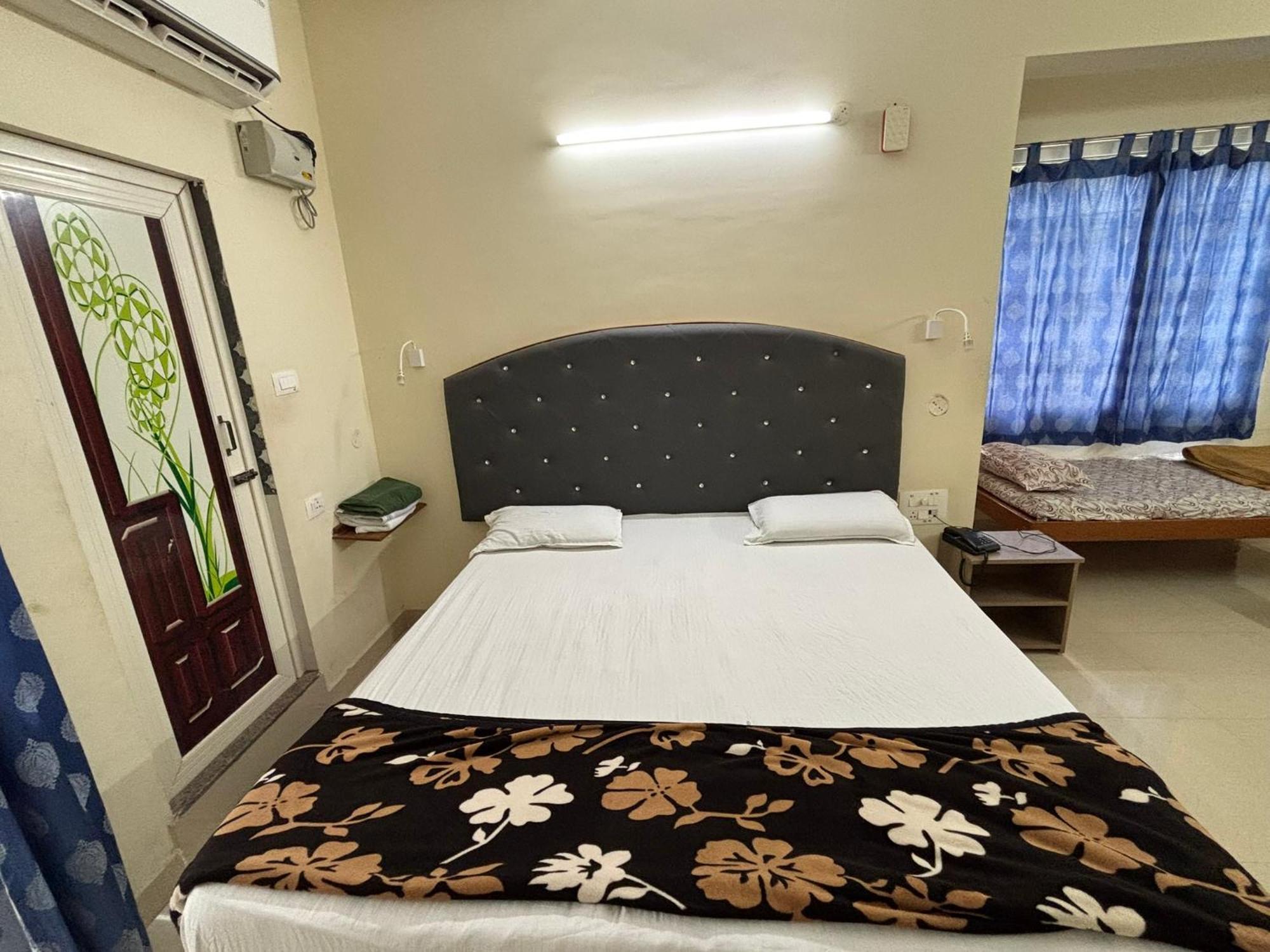 Srinivasa Hotel Tirupati Exteriör bild