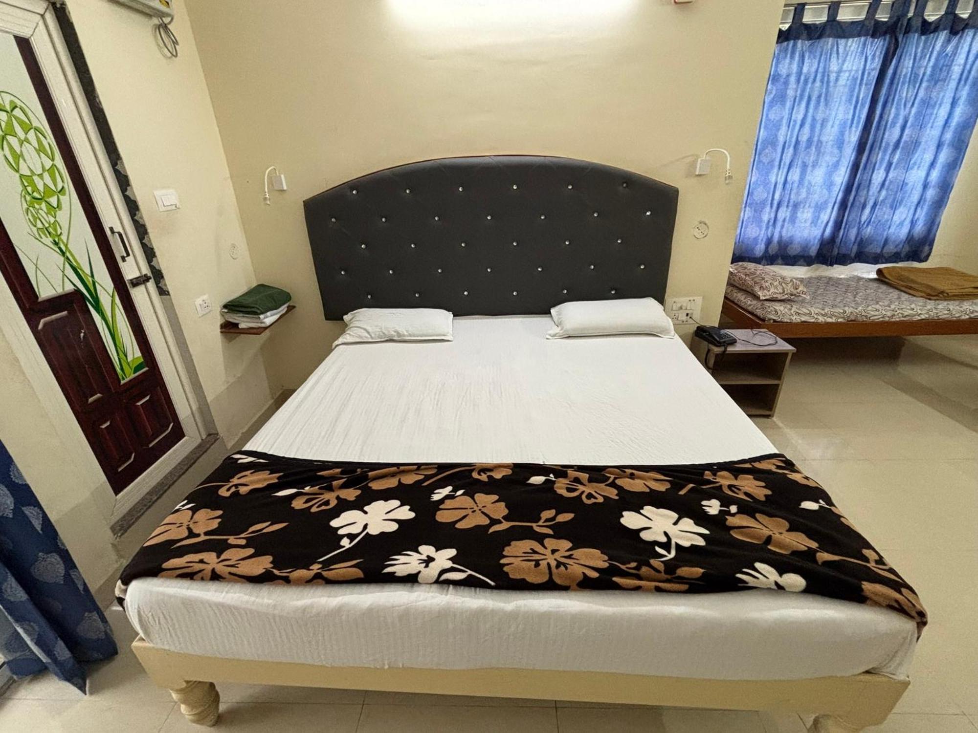 Srinivasa Hotel Tirupati Exteriör bild