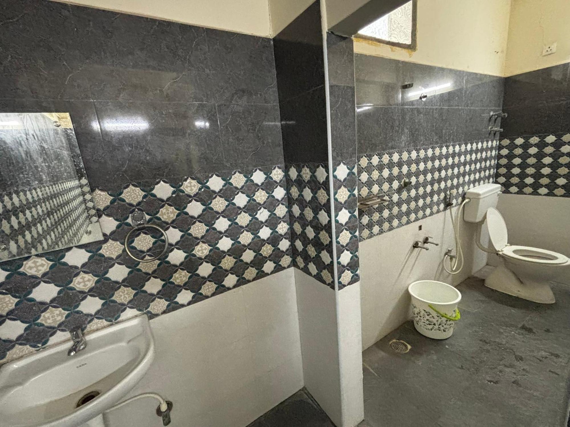Srinivasa Hotel Tirupati Exteriör bild