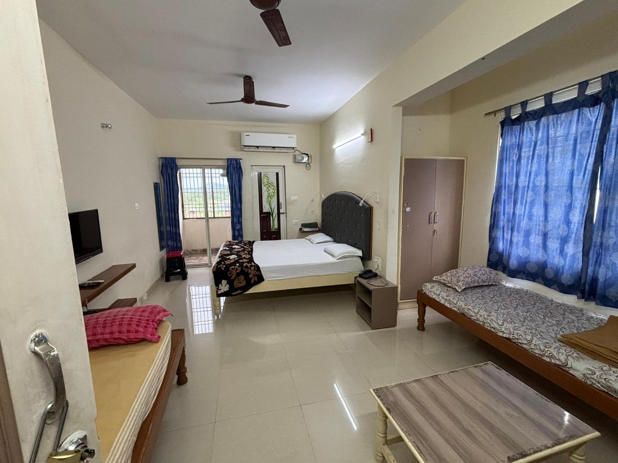 Srinivasa Hotel Tirupati Exteriör bild